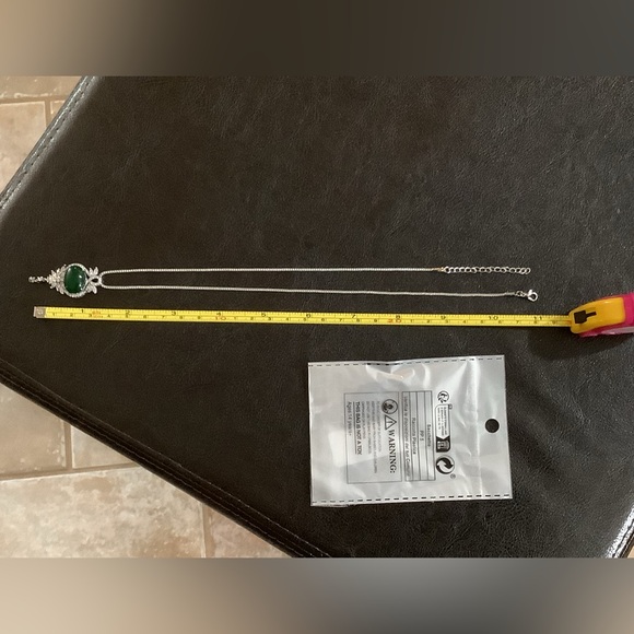 🎉HP🎉 Uniquely gorgeous green & silver crystal fashion necklace. NWT - Picture 4 of 5